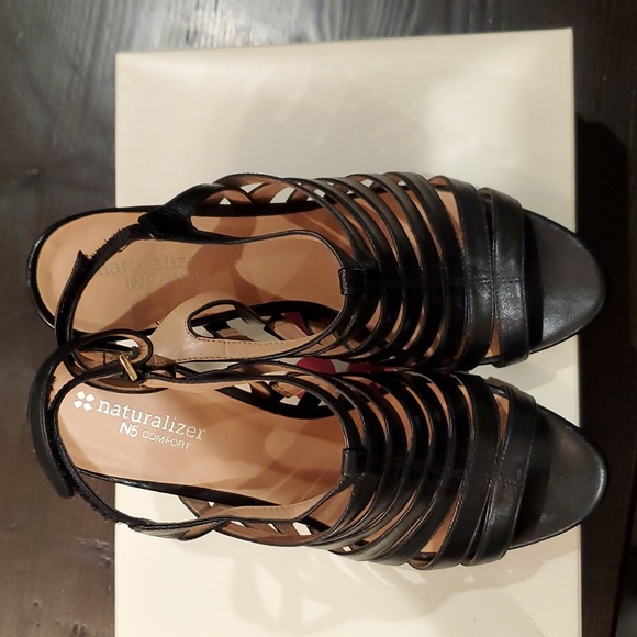 Naturalizer Nolana black leather heels sized 9M - Picture 2 of 4